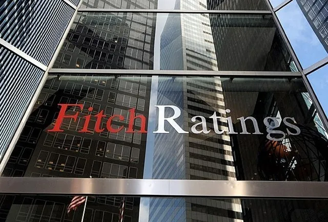 Αναβαθμίζει η Fitch, αγώνας δρόμου για investment grade