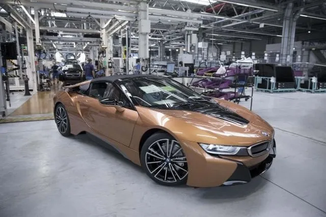 Ξεκινά η παραγωγή του BMW i8 Roadster στη Λειψία (pic)