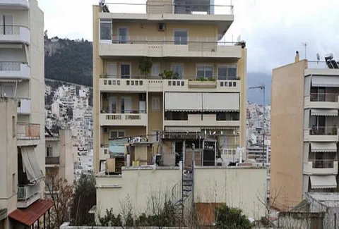 Fitch: Θα πέσουν κι άλλο οι τιμές κατοικιών στην Ελλάδα