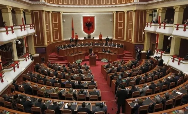 Αλβανία: Χάος στη Βουλή - Αλεύρωσαν τον Ράμα και πέταξαν αυγά