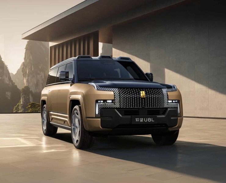 BYD U8L: Το πολυτελές SUV-τέρας που τρέχει σαν supercar και… επιπλέει στο νερό!