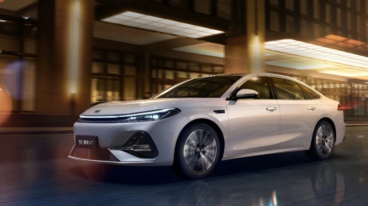 Νέο υβριδικό «θαύμα» από τη Geely: Πάνω από 2.100 χλμ. αυτονομία με κατανάλωση… σταγόνας!