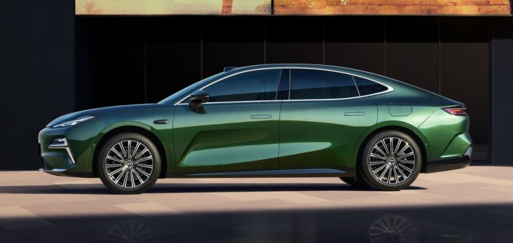 Geely Galaxy Starshine 8: Το υβριδικό που κάνει 1.600 χιλιόμετρα με ένα γέμισμα