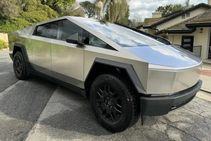 Tesla Cybertruck AWD: Στο «σφυρί» για 125.000 $