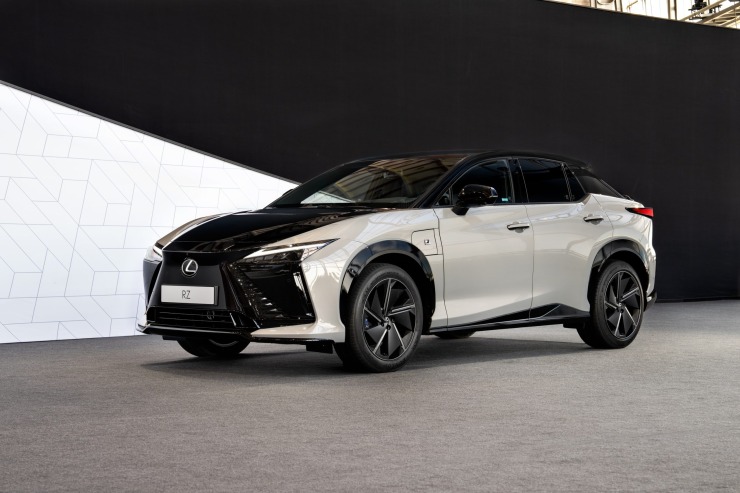 H νέα Lexus RZ αναβαθμίζει την οδηγική εμπειρία