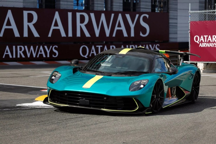Aston Martin Valhalla: Το υβριδικό Supercar έκανε ντεμπούτο στην πίστα του Μονακό [video]