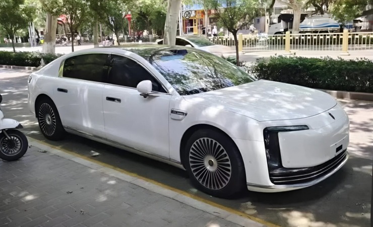 Ποια Maybach… Το Huawei Maextro S800 είναι το απόλυτο πολυτελές «θηρίο»!