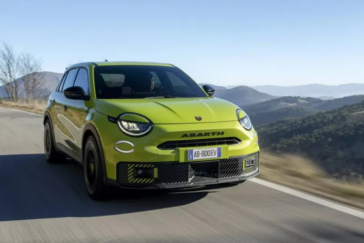 Το Abarth 600e κυκλοφορεί και οπλοφορεί [video]