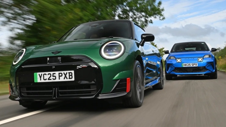 Η μεγάλη αναμέτρηση των ηλεκτρικών hot hatch – Alpine A290 vs MINI JCW!