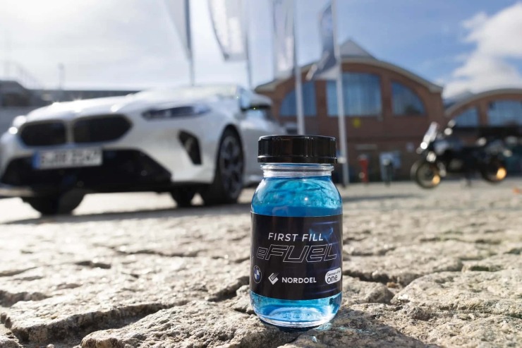 Η BMW προωθεί τα ηλεκτρονικά καύσιμα, όμως οι ειδικοί φωνάζουν: «Μην τα βάλετε στα Ι.Χ»!