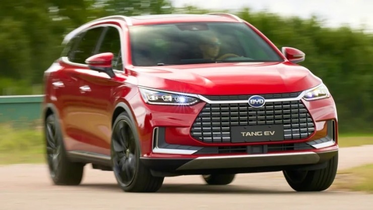 Η BYD ετοιμάζει SUV-ναυαρχίδα με φόρτιση-αστραπή 400 χλμ σε 5′