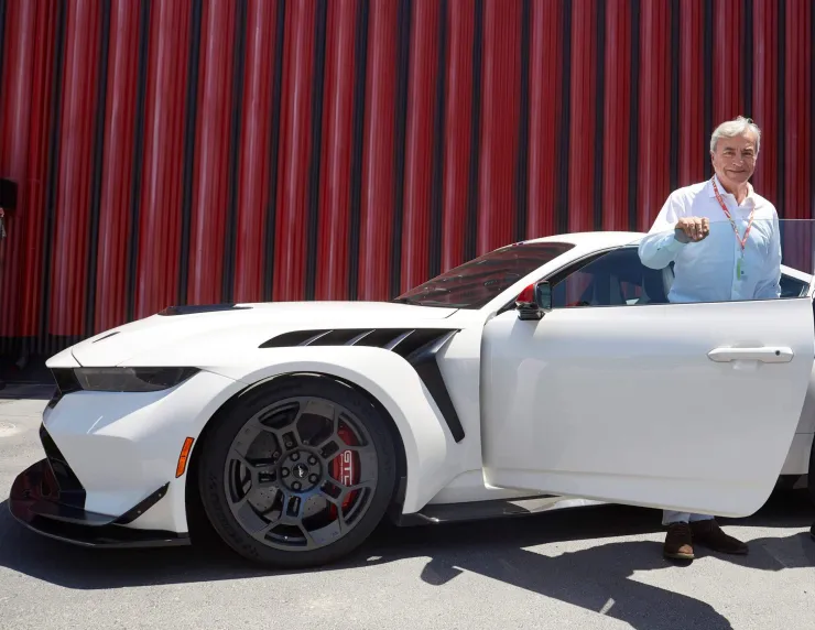 O Carlos Sainz Sr. πίσω από το τιμόνι της Mustang GTD στη νέα πίστα MADRING (video)
