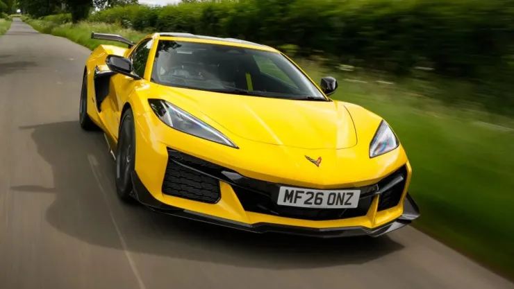 Η νέα Corvette σοκάρει την Ευρώπη: Πιο γρήγορη από 911 και με 3 οθόνες-τέρας στο cockpit!