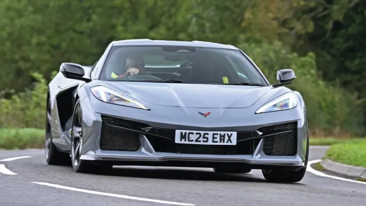 Corvette E-Ray: Το υβριδικό «τέρας» που κοιτά στα μάτια Ferrari και Porsche