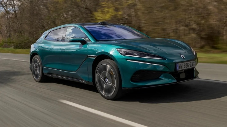 Ηλεκτρικό υπερόπλο: Το Denza Z9GT φορτίζει σε 5′ και αφήνει πίσω Porsche και Tesla