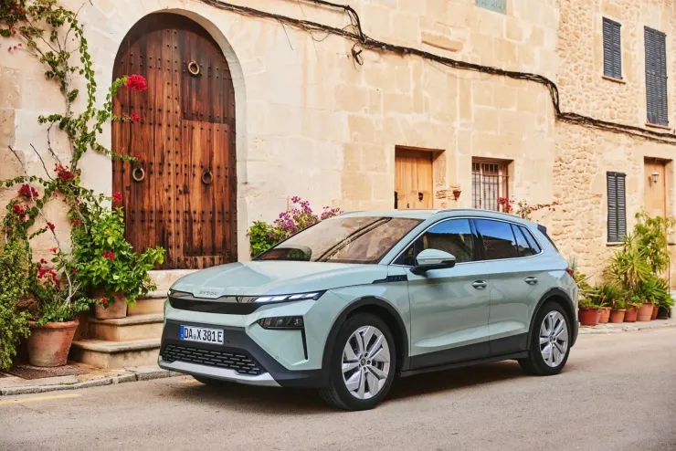 Η Skoda σπάει ρεκόρ: Εκρηκτική ανάπτυξη και άλμα στην ηλεκτροκίνηση το 2025