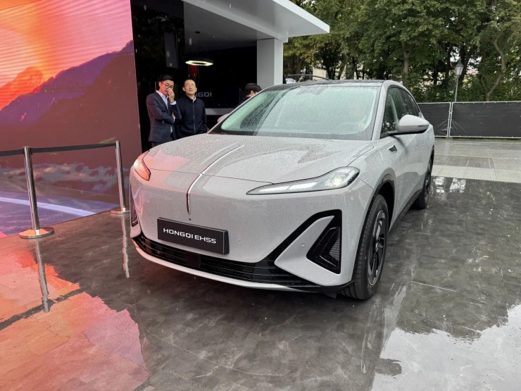 Το Hongqi EHS5 «εισβάλλει» στην Ευρώπη