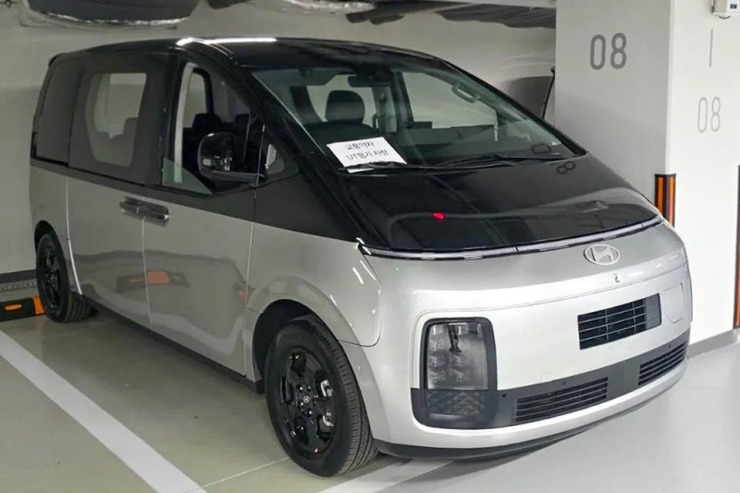 Hyundai Staria EV: Το νέο ηλεκτρικό μίνιβαν αποκαλύπτεται χωρίς καμουφλάζ