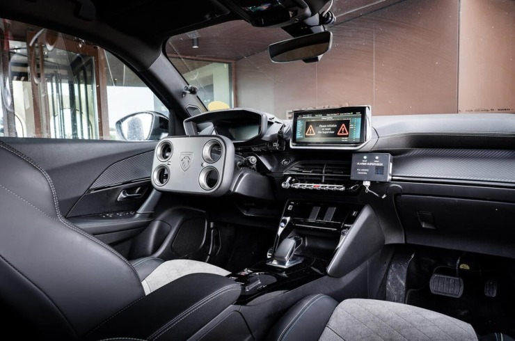 Το ορθογώνιο τιμόνι της Peugeot είναι μια μοναδική εμπειρία