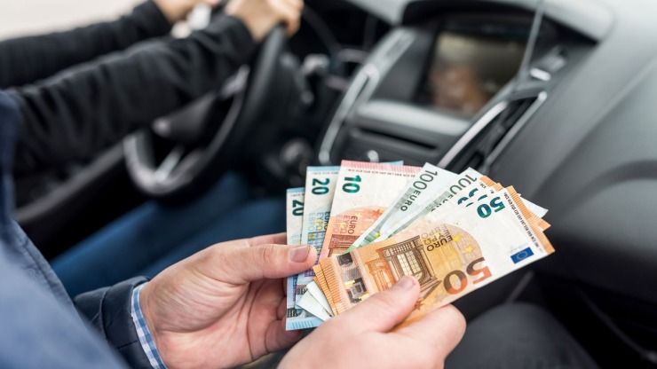 Λεφτά υπάρχουν… αλλά πόσα μπορείς να μεταφέρεις με το αυτοκίνητό σου;