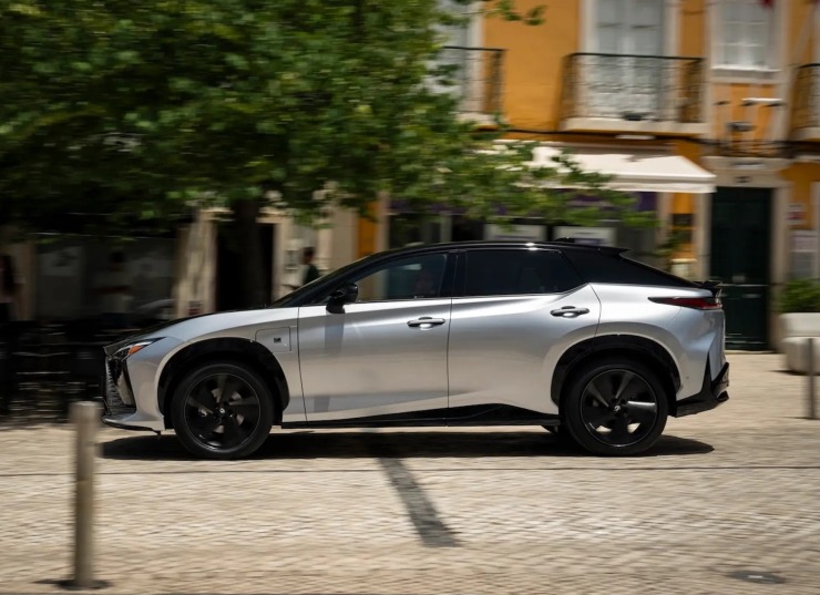 Το Lexus RZ 550e φέρνει το μέλλον στα… χέρια σου!