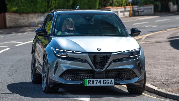 Alfa Romeo Junior Elettrica Veloce: Το σπορ ηλεκτρικό που εντυπωσιάζει και διχάζει