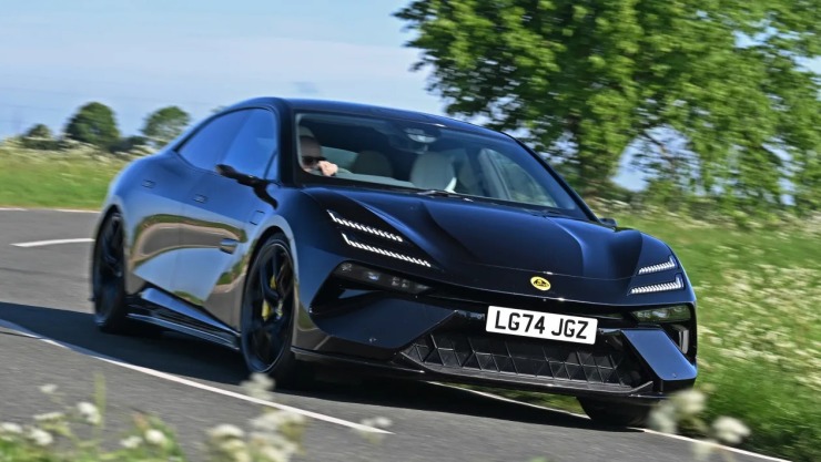 Lotus Emeya R: Το ηλεκτρικό «τέρας» των 905 ίππων απειλεί την Porsche Taycan!