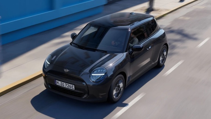 MINI Monochrome: Η νέα κομψή ειδική έκδοση για τα ηλεκτρικά Cooper και Aceman