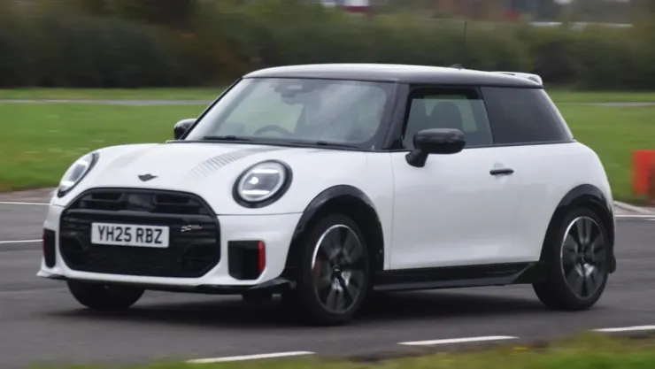 MINI John Cooper Works: Το πιο «άγριο» μικρό που κάνει κάθε στροφή να μοιάζει με πίστα!