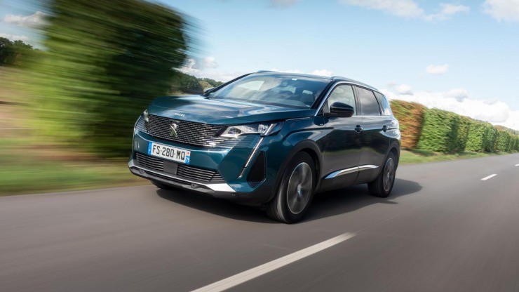 Οδηγώντας το Peugeot 5008 Hybrid GT