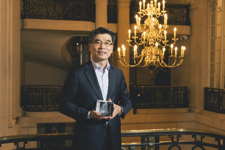 Ο Διευθύνων Σύμβουλος της Kia, Ho Sung Song, τιμήθηκε στα  Autocar Awards 2025