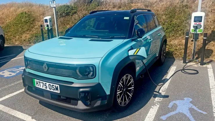 Renault 4 E-Tech: Πώς τα καταφέρνει στην καθημερινή χρήση;