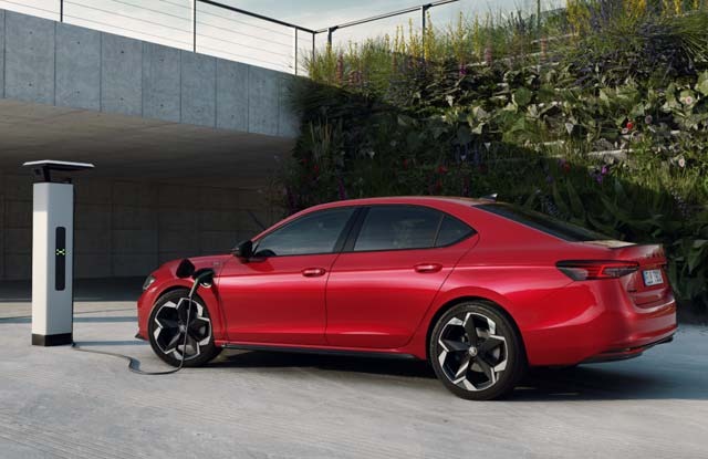 Το ολοκαίνουργιο Škoda Superb Hatch iV – Plug-In Hybrid – διαθέσιμο σύντομα