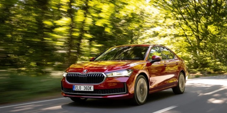 Ξεχάστε τα Diesel: Το νέο Skoda Superb Plug-in Hybrid είναι ό,τι χρειάζεστε!