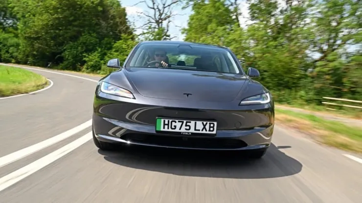 Νέο «ρετούς» στο Model 3: Η αλλαγή που βρίσκεται πίσω από την πρίζα