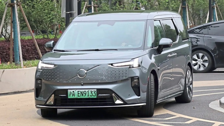 Volvo EM90: Ο απόλυτος «δολοφόνος» των SUV