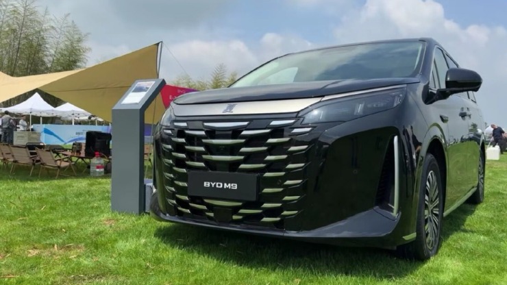 BYD M9: Το υβριδικό μίνι-βαν Xia ξεκινά παγκόσμια καριέρα