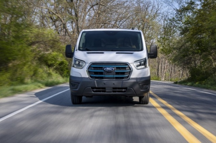 Το Ford E-Transit του 2025 διαθέτει παραπλήσια τιμή με την έκδοση βενζίνης