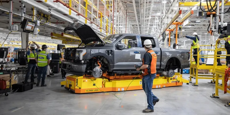 Η Ford αναστέλλει την παραγωγή του ηλεκτρικού φορτηγού F-150 Lightning