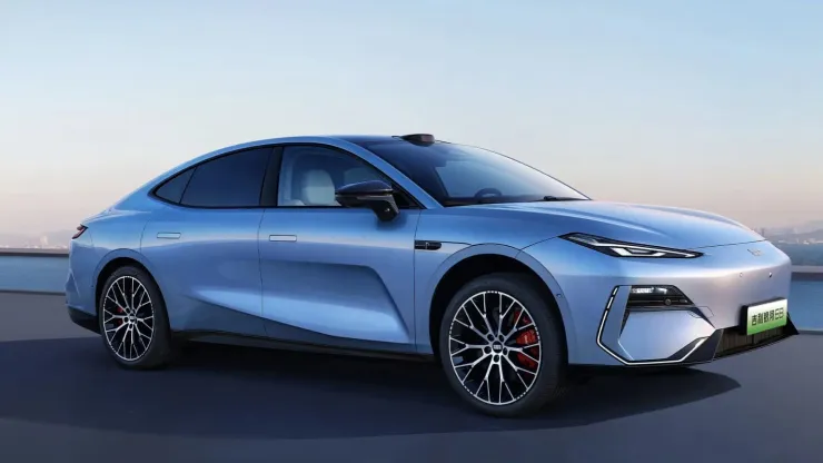 Geely: Αυτό είναι το νέο ηλεκτρικό σεντάν των €20.117, που φορτίζει 1 χλμ κάθε δευτερόλεπτο