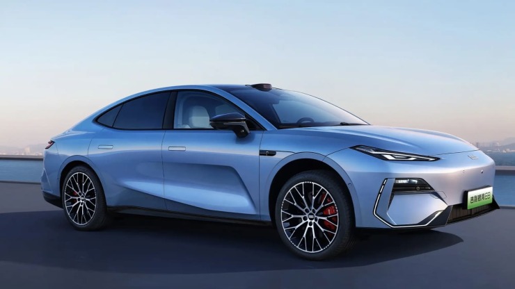 Geely: Αυτό είναι το νέο ηλεκτρικό σεντάν των €20.117, που φορτίζει 1 χλμ κάθε δευτερόλεπτο