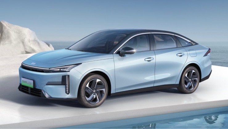 Ντεμπούτο για το Geely Galaxy L6 EM-i με αντίπαλο το BYD Qin L