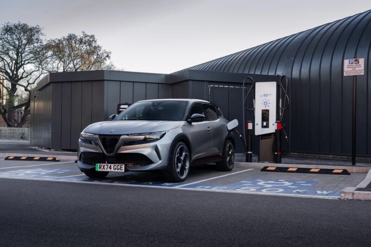 Alfa Romeo Junior EV: Έκπτωση και δωρεάν φορτιστής με νέες προσφορές
