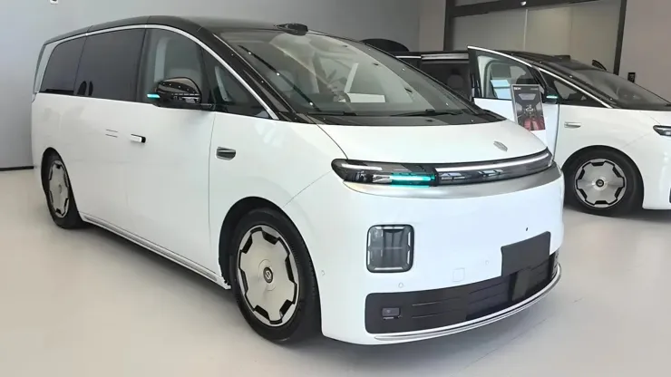 Leapmotor D99: Το πολυτελές ηλεκτρικό MPV με 557 PS και 700 χλμ. αυτονομία