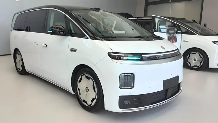 Leapmotor D99: Το πολυτελές ηλεκτρικό MPV με 557 PS και 700 χλμ. αυτονομία