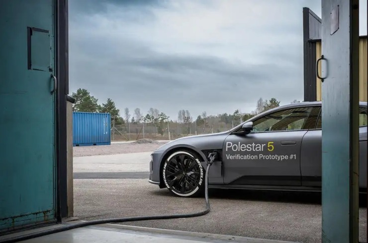 Polestar: φτάνει τα 370 kW σε γρήγορη φόρτιση!