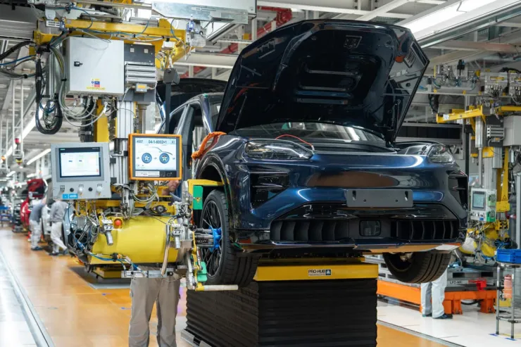 Η Porsche ξεκινά τη μαζική παραγωγή της Cayenne Electric