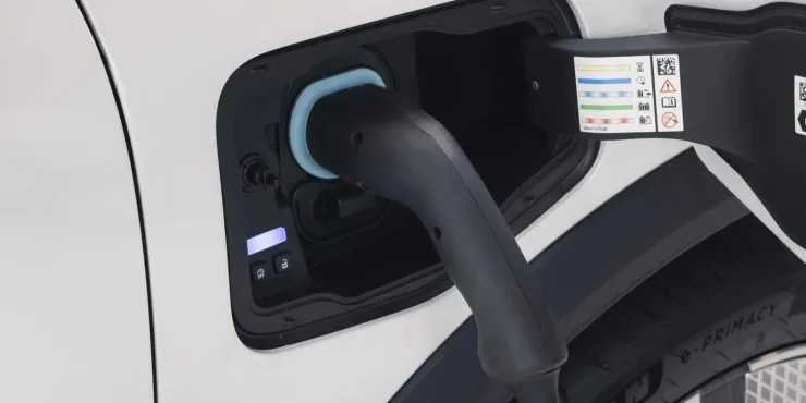 Η Renault μαζί με την Mobilize και την Octopus Energy θα παρέχουν δωρεάν φόρτιση