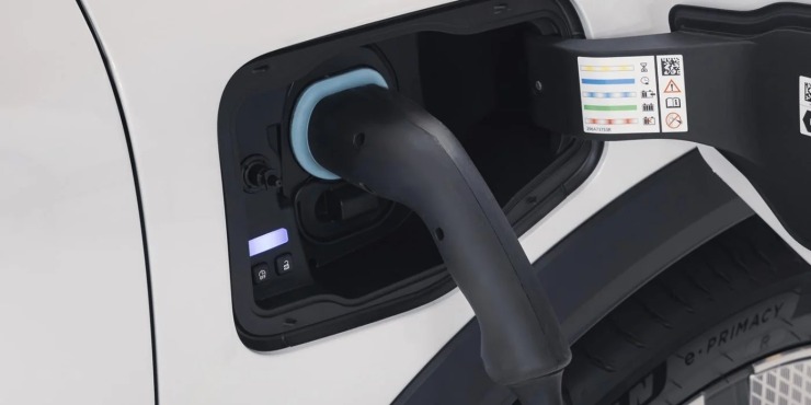 Η Renault μαζί με την Mobilize και την Octopus Energy θα παρέχουν δωρεάν φόρτιση