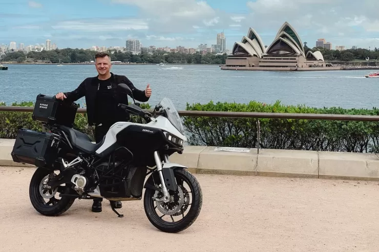 Roman Nedielka: Έκανε τον γύρο του κόσμου με ηλεκτρική μοτοσικλέτα